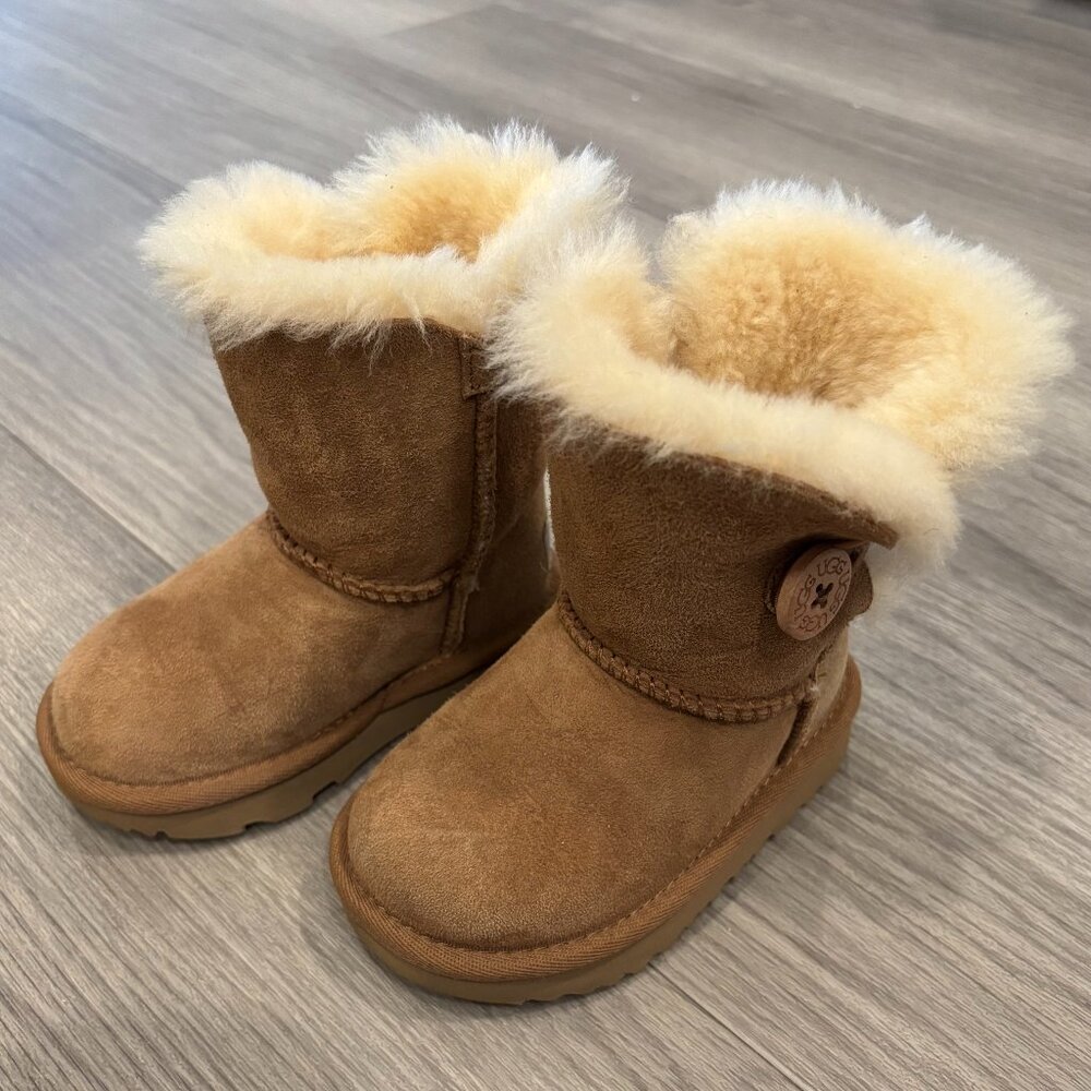 Little kid's Ugg Bailey Button boots size US 6